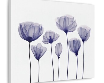 Può includere: Stampa su tela con una serie di fiori traslucidi color indaco su sfondo bianco. I fiori hanno delicati petali a strati e sottili steli neri. Il testo "Multiple Sizes" è stampato in basso.