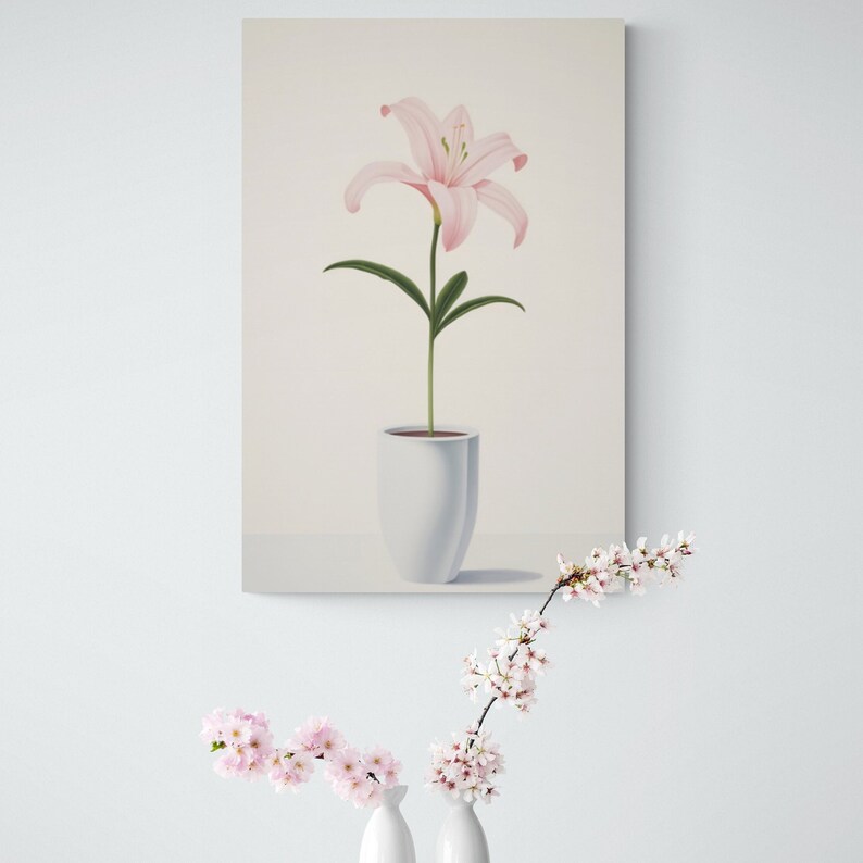 Pu&ograve; includere: Stampa su tela verticale con un giglio rosa in un vaso bianco. Il fiore ha petali delicati e foglie verdi. Il vaso ha un design semplice e moderno. Lo sfondo &egrave; di un colore morbido e neutro.