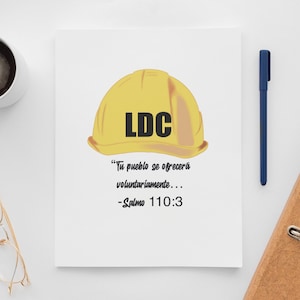 Puede incluir: Un casco de construcción amarillo con las letras "LDC" impresas en la parte delantera. El casco está sobre un fondo blanco con el texto "Tu pueblo se ofrecerá voluntariamente... -Salmo 110:3"