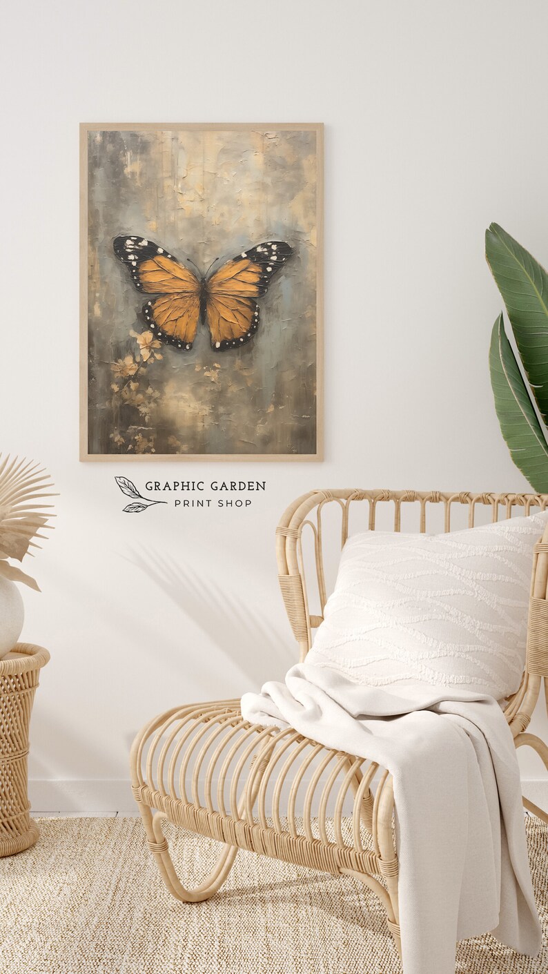 Puede incluir: Una impresi&oacute;n enmarcada de una mariposa con alas naranjas y marcas negras sobre un fondo azul claro texturizado. La impresi&oacute;n est&aacute; en un marco de madera y est&aacute; colgada en una pared blanca.