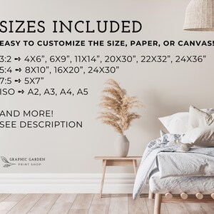 Puede incluir: Una pared blanca con texto que dice "SIZES INCLUDED" y "EASY TO CUSTOMIZE THE SIZE, PAPER, OR CANVAS!" El texto enumera diferentes tama&ntilde;os en pulgadas, incluyendo 4x6, 6x9, 11x14, 20x30, 22x32, 24x36, 8x10, 16x20, 24x30 y 5x7. El texto tambi&eacute;n enumera los tama&ntilde;os ISO A2, A3, A4 y A5. El texto termina con "AND MORE! SEE DESCRIPTION". Debajo del texto hay una cama blanca con una cabecera marr&oacute;n claro y una manta blanca. Hay un jarr&oacute;n con hierba de la pampa seca sobre una mesa marr&oacute;n claro.
