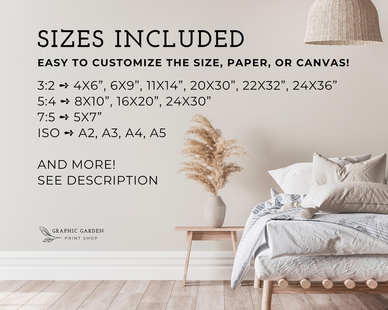 Puede incluir: Una pared blanca con texto que dice "SIZES INCLUDED" y "EASY TO CUSTOMIZE THE SIZE, PAPER, OR CANVAS!" El texto enumera diferentes tama&ntilde;os en pulgadas, incluyendo 4x6, 6x9, 11x14, 20x30, 22x32, 24x36, 8x10, 16x20, 24x30 y 5x7. El texto tambi&eacute;n enumera los tama&ntilde;os ISO A2, A3, A4 y A5. El texto termina con "AND MORE! SEE DESCRIPTION". Debajo del texto hay una cama blanca con una cabecera marr&oacute;n claro y una manta blanca. Hay un jarr&oacute;n con hierba de la pampa seca sobre una mesa marr&oacute;n claro.