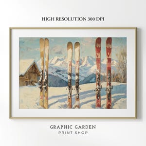 Könnte beinhalten: Ein Gemälde mit fünf Vintage-Skiern vor einer schneebedeckten Bergkulisse. Die Ski sind rot, weiß und braun mit schwarzen Bindungen. Die Berge sind im Hintergrund, mit einer kleinen Holzhütte im Vordergrund.