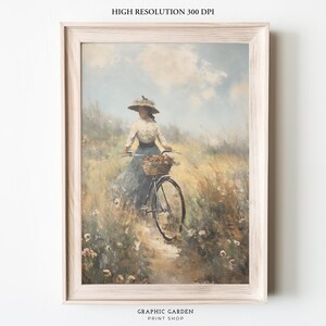 Puede incluir: Una pintura de una mujer con un vestido azul y un sombrero de ala ancha montando una bicicleta a través de un campo de flores silvestres. El cielo es azul con nubes blancas.
