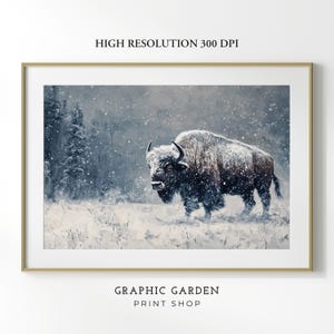 Puede incluir: Una pintura de un bisonte grande y marrón de pie en un campo nevado. El bisonte está cubierto de nieve y el fondo es un bosque borroso.
