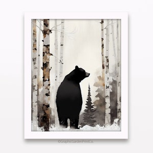 Puede incluir: Una pintura de acuarela de un oso negro de pie en un bosque nevado. El oso está mirando hacia la derecha y mirando al espectador. Los árboles son altos y delgados, con corteza blanca. El fondo es de un gris suave y apagado.