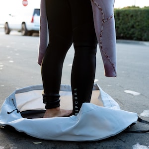 Strandcommode en wetsuittas - Surfer Essential clamshell-tas - houdt je wetsuit schoon en je auto droog