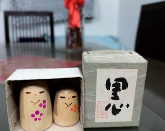 Yamanaka Sanpei 山中三平  - Two Vintage Kimono Kokeshi Dolls | Japanese Wooden Figurine with Original Box