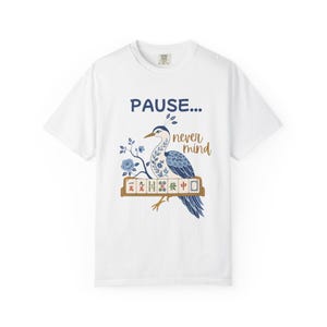 Mahjong-Shirt „Pause Never Mind“, lustiges Mahjong-Vogel-T-Shirt, Comfort Colors 1717, Geschenk für Mahjong-Spieler, blaues Chinoiserie-Shirt