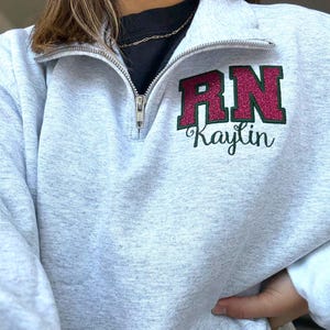 Krankenschwester Benutzerdefinierte Viertel Zip Sweatshirt-Jerzees Nublend Viertel Zip-Custom Gestickte-Personalisierte-Pflege Abschluss-Krankenschwester-RN-Weihnachtsgeschenk