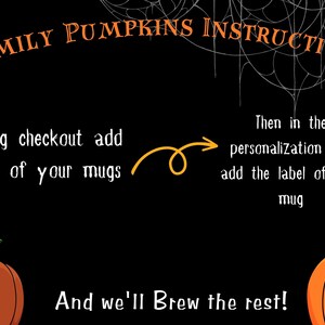 Pode incluir: Instru&ccedil;&otilde;es para encomendar canecas de ab&oacute;bora personalizadas. O texto diz "FAMILY PUMPKINS INSTRUCTIONS" e "Durante o checkout, adicione cada uma das suas canecas. Em seguida, na caixa de personaliza&ccedil;&atilde;o, adicione o r&oacute;tulo de cada caneca. E n&oacute;s cuidaremos do resto!"