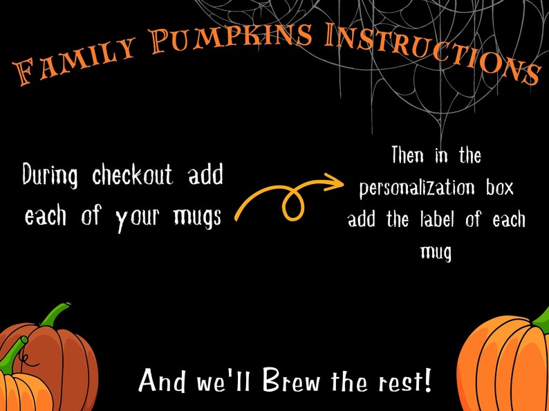 Pode incluir: Instru&ccedil;&otilde;es para encomendar canecas de ab&oacute;bora personalizadas. O texto diz "FAMILY PUMPKINS INSTRUCTIONS" e "Durante o checkout, adicione cada uma das suas canecas. Em seguida, na caixa de personaliza&ccedil;&atilde;o, adicione o r&oacute;tulo de cada caneca. E n&oacute;s cuidaremos do resto!"