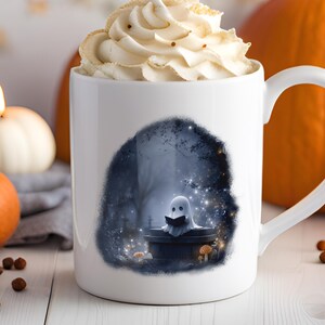 Puede incluir: Taza de cer&aacute;mica blanca con un dise&ntilde;o de Halloween. La taza presenta un fantasma leyendo un libro en una escena oscura y m&iacute;stica. La taza est&aacute; cubierta con crema batida. Las calabazas y una vela encendida est&aacute;n en el fondo.