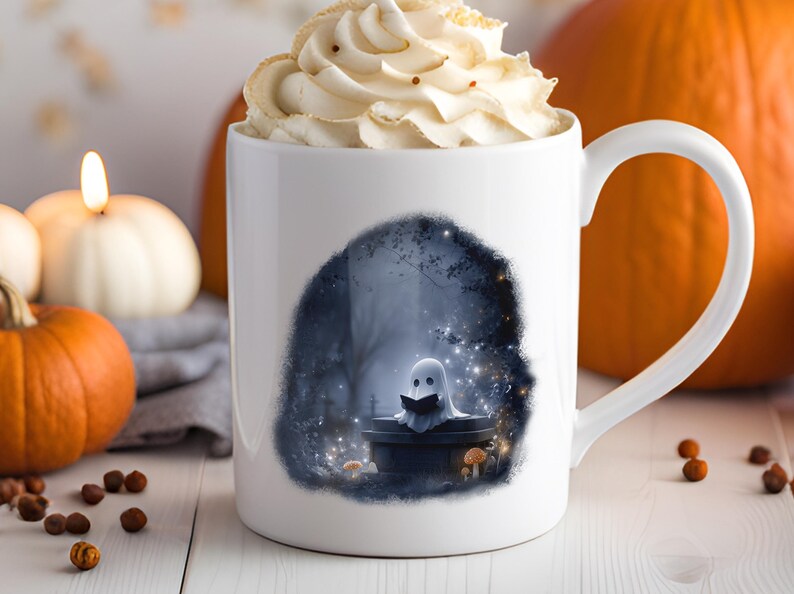 Puede incluir: Taza de cer&aacute;mica blanca con un dise&ntilde;o de Halloween. La taza presenta un fantasma leyendo un libro en una escena oscura y m&iacute;stica. La taza est&aacute; cubierta con crema batida. Las calabazas y una vela encendida est&aacute;n en el fondo.