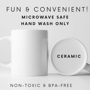Op de afbeelding: Twee witte keramische mokken, een met het woord "CERAMIC" erop gedrukt. De mokken zijn geschikt voor de magnetron en mogen alleen met de hand worden gewassen. De tekst "FUN & CONVENIENT!" staat boven de mokken, en "NON-TOXIC & BPA-FREE" staat eronder.