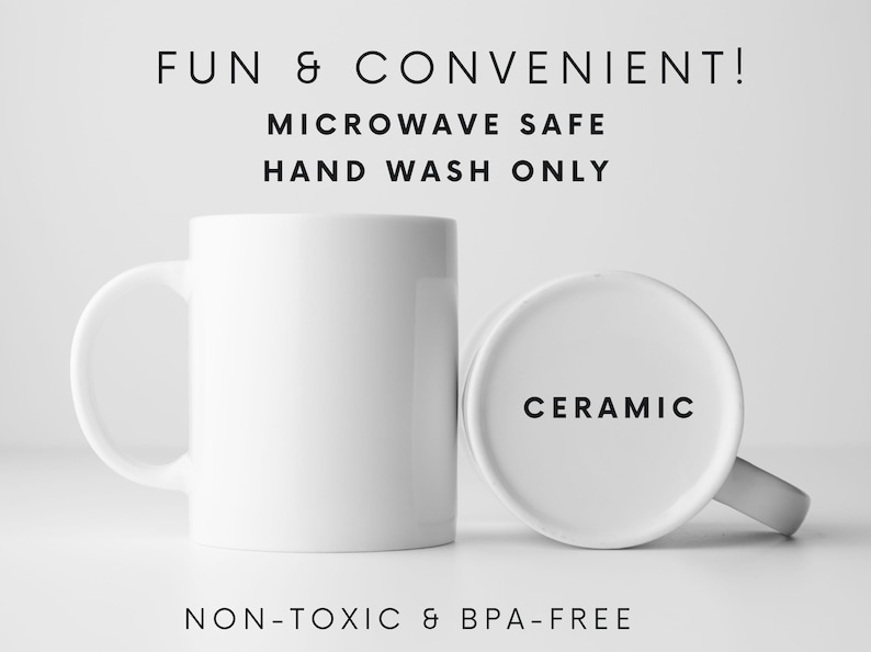Op de afbeelding: Twee witte keramische mokken, een met het woord "CERAMIC" erop gedrukt. De mokken zijn geschikt voor de magnetron en mogen alleen met de hand worden gewassen. De tekst "FUN & CONVENIENT!" staat boven de mokken, en "NON-TOXIC & BPA-FREE" staat eronder.