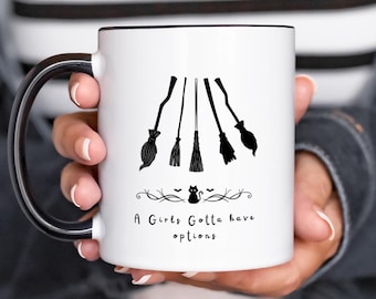 Taza de bruja divertida para Halloween, taza de escoba "Una chica debe tener opciones", regalo de bruja para ella, taza de café espeluznante, taza con asa negra
