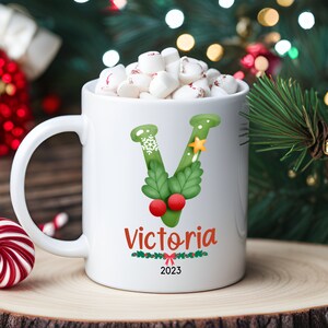 Mok aangepaste monogram, gepersonaliseerde kerstmok, beker familienaam, gepersonaliseerd familienaamcadeau, groene feestelijke monogrammok, kerstcadeau