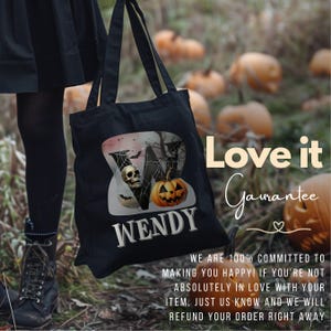 Peut inclure: Sac fourre-tout noir avec un motif d'araign&eacute;e blanche et une citrouille avec un visage de cr&acirc;ne. Le sac porte le nom "WENDY" imprim&eacute; dessus. Le texte "Love it Guarantee" est &eacute;galement visible sur l'image.