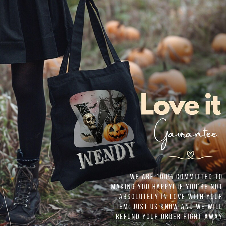 Peut inclure: Sac fourre-tout noir avec un motif d'araign&eacute;e blanche et une citrouille avec un visage de cr&acirc;ne. Le sac porte le nom "WENDY" imprim&eacute; dessus. Le texte "Love it Guarantee" est &eacute;galement visible sur l'image.