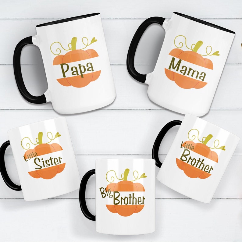 Pode incluir: Conjunto de seis canecas de cer&acirc;mica branca com al&ccedil;as pretas. Cada caneca apresenta um desenho de ab&oacute;bora com uma palavra diferente: Papai, Mam&atilde;e, Irm&atilde;zinha, Irm&atilde;o Mais Velho, Irm&atilde;o Mais Novo.