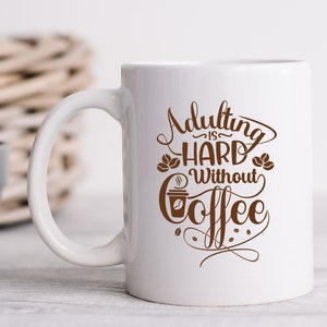 Vuxenlivet är svårt utan kaffe, Keramisk mugg, Present till vän, Rolig, Tackpresent, Tillbaka till skolan, Present till rumskamrat, Jobpresent