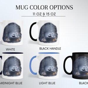 Puede incluir: Opciones de color de tazas con una ilustraci&oacute;n de un fantasma leyendo un libro en un bosque. Disponibles en blanco, asa negra, azul medianoche, azul claro y negro. Las tazas est&aacute;n disponibles en tama&ntilde;os de 11 oz y 15 oz.