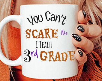 Taza de maestro de Halloween personalizada, regalo de Halloween para el maestro, no puedes asustarme, enseño el cuarto grado, taza de maestro espeluznante, regreso a la escuela