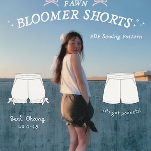 Puede incluir: Una persona lleva pantalones cortos tipo bloomers verde oscuro con bolsillos, una camiseta blanca y gafas. La imagen incluye el texto "FAWN BLOOMER SHORTS PDF Sewing Pattern" y "Seri Chang US 0-28".