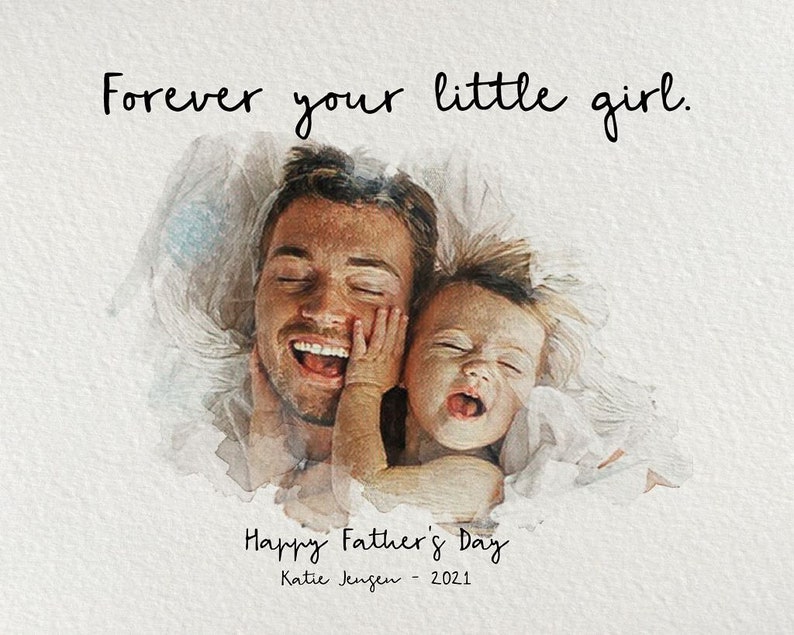 Op de afbeelding: Een aquarel-illustratie van een vader en dochter die samen lachen. De afbeelding is omgeven door een witte rand en de tekst "Forever your little girl." staat bovenaan. De tekst "Happy Father's Day" en "Katie Jensen - 2021" staat onderaan.