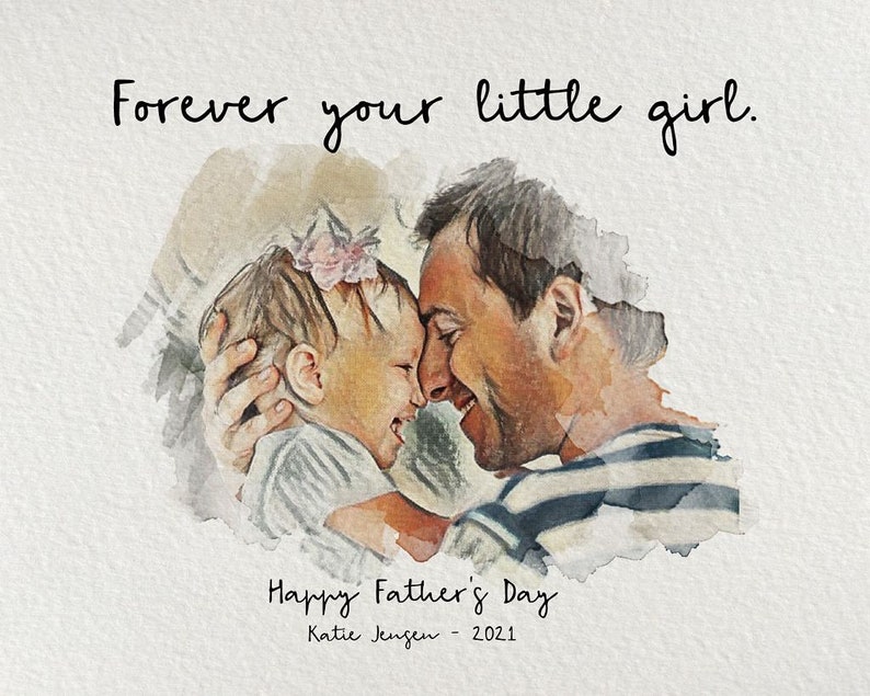 Op de afbeelding: Een aquarel-illustratie van een vader en zijn dochter, met de tekst "Forever your little girl." en "Happy Father's Day Katie Jensen - 2021" onder de afbeelding.
