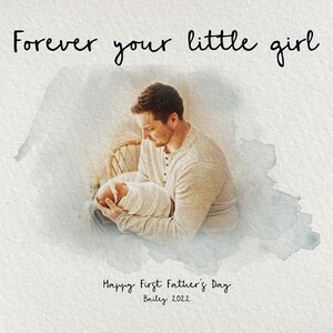 Op de afbeelding: Een aquarel-illustratie van een vader die een baby in zijn armen houdt. De tekst "Forever your little girl" staat bovenaan de afbeelding. De tekst "Happy First Father's Day Bailey 2022" staat onderaan de afbeelding.