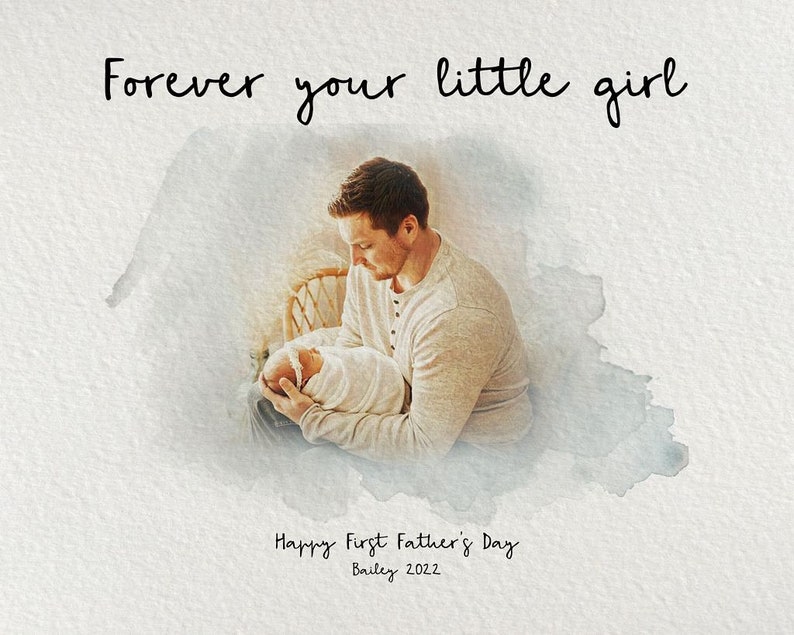 Op de afbeelding: Een aquarel-illustratie van een vader die een baby in zijn armen houdt. De tekst "Forever your little girl" staat bovenaan de afbeelding. De tekst "Happy First Father's Day Bailey 2022" staat onderaan de afbeelding.