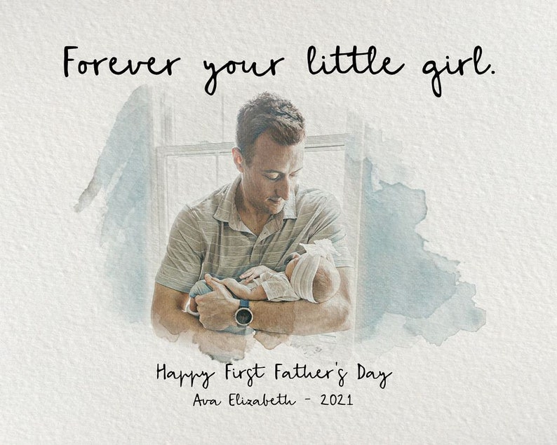 Op de afbeelding: Een aquarel-illustratie van een vader die een babymeisje vasthoudt. De tekst luidt "Forever your little girl. Happy First Father's Day Ava Elizabeth - 2021."