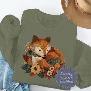 T-shirt eller sweatshirt med blommig räv och bekväma färger: Naturinspirerad t-shirt med sovande räv, broderi med konstgjord lapptäcke