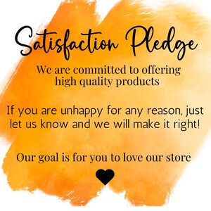 Op de afbeelding: Afbeelding met de tekst "Satisfaction Pledge" op een oranje aquarelachtergrond. De tekst belooft producten van hoge kwaliteit en een toezegging om dingen goed te maken als de klant ontevreden is. Onderaan staat een zwart hart.