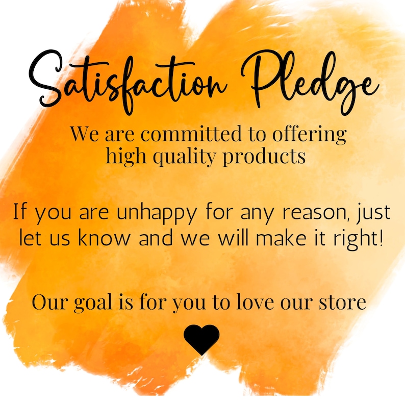 Op de afbeelding: Afbeelding met de tekst "Satisfaction Pledge" op een oranje aquarelachtergrond. De tekst belooft producten van hoge kwaliteit en een toezegging om dingen goed te maken als de klant ontevreden is. Onderaan staat een zwart hart.