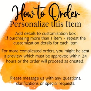 Op de afbeelding: Afbeelding met tekst op een oranje en witte aquarel achtergrond. De tekst luidt "How to Order" en "Personalize this Item". Er worden instructies gegeven voor personalisatie, inclusief het herhalen van details voor meerdere items en het goedkeuren van previews binnen 24 uur.