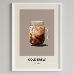 Könnte beinhalten: Ein Einmachglas gefüllt mit Eiskaffee und Eiswürfeln. Das Glas hat einen braunen Deckel und einen Griff. Der Text "COLD BREW" und "JAPAN" ist unter dem Glas aufgedruckt.