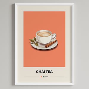 Könnte beinhalten: Eine weiße Tasse gefüllt mit Chai-Tee steht auf einem weißen Untersetzer mit einem Zimtstange und einem grünen Blatt. Der Hintergrund ist einfarbig orange. Der Text "CHAI TEA" und "INDIA" befindet sich unter der Tasse.
