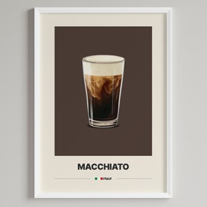 Könnte beinhalten: Ein Glas Macchiato, ein Kaffeegetränk mit einer Schicht Milchschaum, auf braunem Hintergrund. Der Text "MACCHIATO" und "ITALIEN" befindet sich unter dem Glas.
