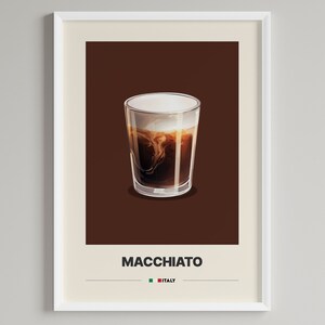 Könnte beinhalten: Ein Poster mit braunem Hintergrund, auf dem ein Glas Macchiato-Kaffee abgebildet ist. Der Text "MACCHIATO" ist in Weiß unter dem Bild gedruckt. Der Text "ITALIEN" ist in Weiß unter dem Wort "MACCHIATO" mit einer kleinen italienischen Flagge links gedruckt.
