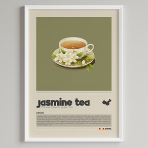 Op de afbeelding: Een wit theekopje met een schoteltje gevuld met jasmijnthee. Het theekopje is omringd door witte jasmijnbloemen met groene bladeren. De achtergrond is lichtgroen. De tekst "Jasmine tea" staat in zwarte letters boven het theekopje. De tekst "Chinese fragrant green tea" staat in zwarte letters onder het theekopje. De tekst "ORIGIN" staat in zwarte letters onder het theekopje. De tekst "Jasmine tea is a fragrant tea typically made with green tea but also black or white tea, scented with jasmine blossoms. It has a subtly sweet flavour. Originating from ancient China, it became popular during the Qing dynasty when tea exports to the West began. Today, it's enjoyed worldwide, with the best-known jasmine tea produced in China's Fujian province, as well as in other Chinese regions and Japan, particularly in Okinawa Prefecture where it's called Sanpin-cha" staat in zwarte letters onder de tekst "ORIGIN". De tekst "CHINA" staat in zwarte letters onder de tekst. Een zwart silhouet van China is te zien in de rechterbovenhoek van de afbeelding.