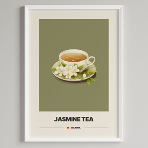 Könnte beinhalten: Eine weiße Teetasse mit Untertasse, gefüllt mit hellbraunem Jasmintee. Weiße Jasminblüten mit grünen Blättern liegen auf der Untertasse. Der Text "JASMINE TEA" und "CHINA" befindet sich unter der Teetasse.