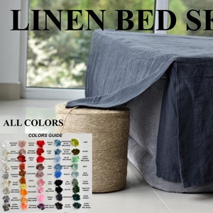 Może przedstawiać: Granatowa spódnica do łóżka z lnu, wykonana w 100% z lnu. Spódnica jest udrapowana na ramie łóżka i małym stołku. Na zdjęciu widoczna jest paleta kolorów z różnymi odcieniami lnu. Widoczny jest również tekst "Dostępne haftowanie na zamówienie".