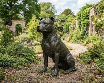 Zittende AmStaff sculptuur, American Staffordshire Bull Terrier beeld van Tanya J., "Staffy" Statement Piece