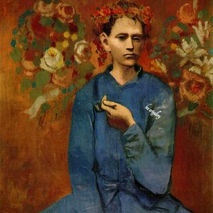 Op de afbeelding: Olieverfschilderij van een persoon in een blauwe outfit, met een bloemenkrans. De achtergrond toont bloemstukken in rood, oranje en wit. Het kunstwerk heeft een vintage esthetiek.