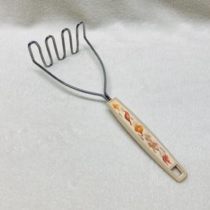 Vintage Potato Masher with Onion Handle – Retro Kitchen Utensil – Metal Wire Masher – Mid Century Kitchenware – Farmhouse Decor