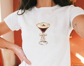 Maglietta per neonati Espresso Martini con fiocco, maglietta per neonati Coquette con grafica Y2K, maglietta in cotone pesante, maglietta per neonati con bevande chic per il divertimento dopo il lavoro
