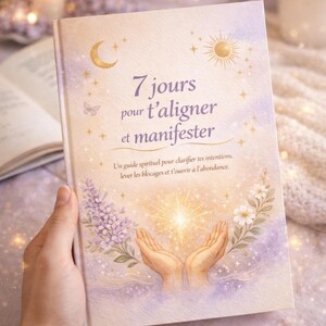 Peut inclure: Un livre intitulé "7 jours pour t'aligner et manifester" avec un design céleste. La couverture présente un croissant de lune, un soleil et des éléments floraux. Le livre est tenu dans une main, avec un arrière-plan doux et flou.
